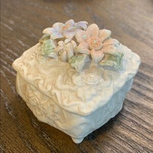 Vintage delicate Floral Trinket Box